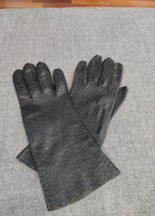 Красивые кожаные демисезонные перчатки из страусиной кожи