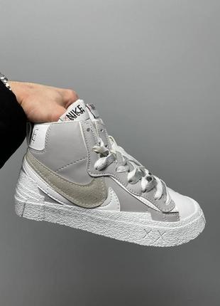 Найк блейзер мин nike blazer mid × sacai 'grey white'