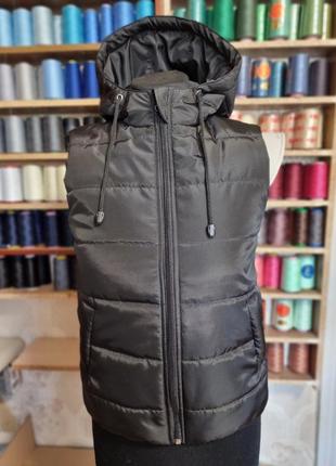 Жилетка с капюшоном, безрукавка