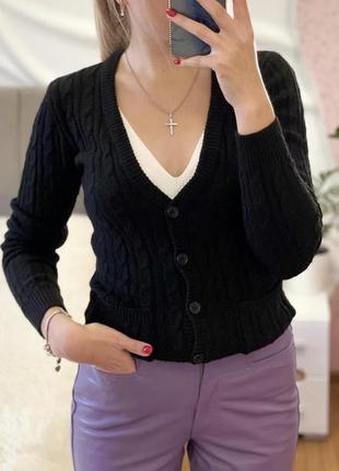 Стильний вʼязаний кардиган на ґудзиках