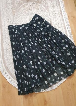 Чёрная юбка миди с цветочным принтом плиссе1 фото