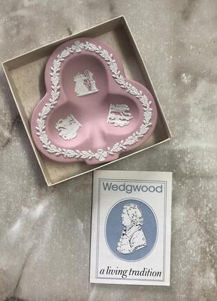 Новая в упаковке керамическая тарелка в форме листка клевера wedgwood