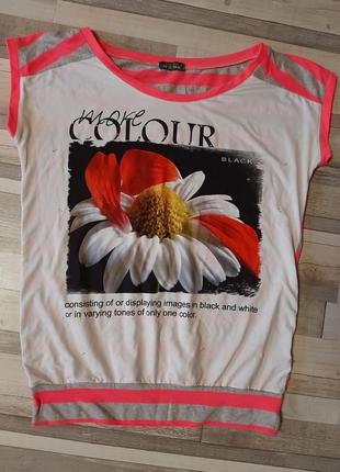 Яскрава футболка