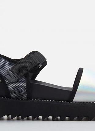 Сандалі з голографічною вставкою