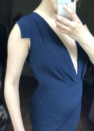 Темно-синя сукня міні з глибоким v-подібним вирізом