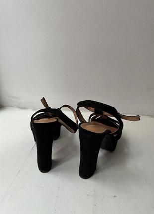 Замшевые черные босоножки на каблуке4 фото