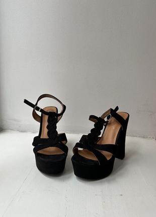 Замшевые черные босоножки на каблуке3 фото