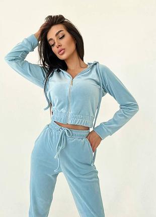 Костюм женский, спортивный.