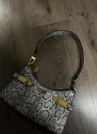 Женская верхняя сумка на плечо на молнии guess zadie one size one size python one siz