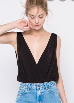 Класний боді pull and bear з драпіруванням глибокий виріз