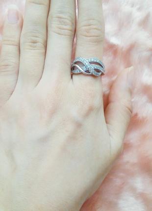 Кольцо знак бесконечности с переплетами волнами в камушки под серебро 16-16.5