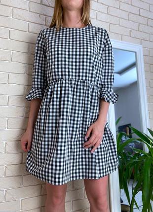 Черно белое платье в клеточку с рюшей