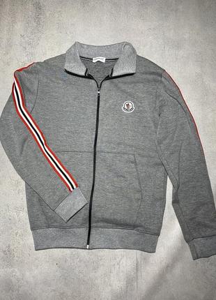 Кофта фірми moncler