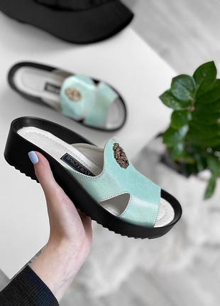 Стильные женские кожаные бирюзовые шлепанцы на танкетке натуральная кожа