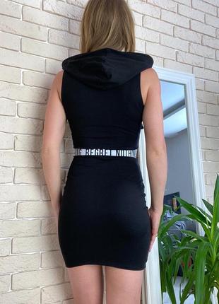 Чорне плаття з капюшоном по фігурі короткий4 фото