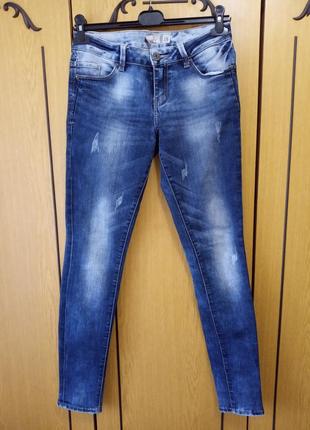 Стрейчеві джинси завужені подряпані модні