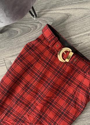 Очень стильная красная юбка миди в шотландском стиле