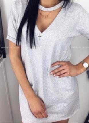 Платье с чекером на шеи