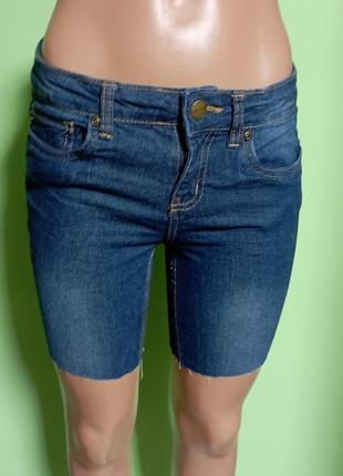 Красиві джинсові облягаючі шорти