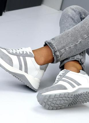 Натуральні шкіряні та замшеві білі кросівки з сірими вставками7 фото