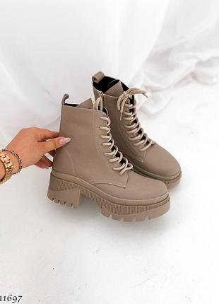 Бежевые кожаные базовые ботинки на массивной подошве