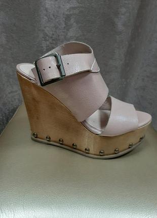 Шкіряні босоніжки на високій танкетці