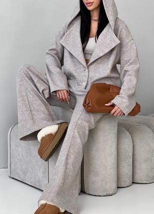 Жакет с капюшоном на гудзиках та брюки