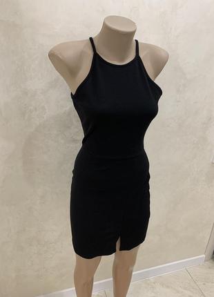 Платье черное prettylittlething на брителях