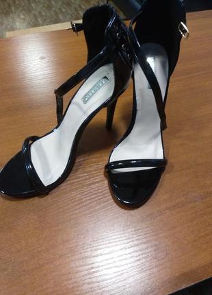 Чорні лакові босоніжки зі шнурівкою