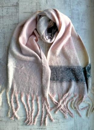 Теплый стильный шарф с бахромой пудрово-розовый3 фото