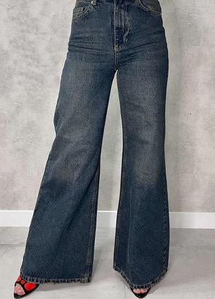 Женские широкие джинсы с высокой посадкой темно синего цвета с напылением1 фото