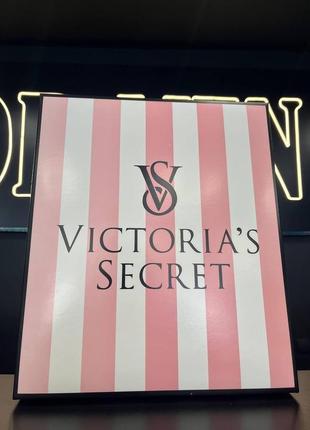 Гарна подарункова брендова рожева коробка victorias secret висока для піжами вікторія сикрет, упаковка (vs) на подарунок жінці5 фото