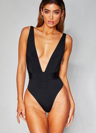 Черный купальник с глубоким декольте и ремешком s,l