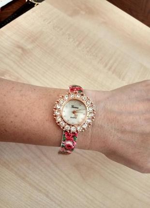 Стильные женские часы с цветочным принтом.