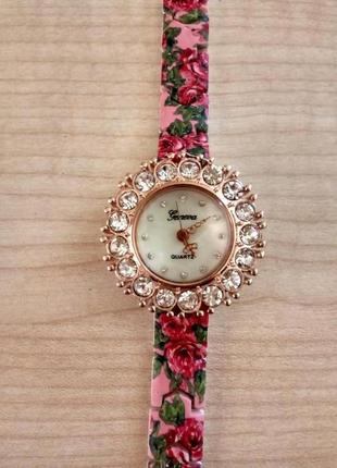Стильные женские часы с цветочным принтом.4 фото