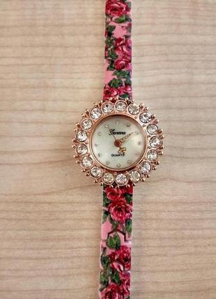 Стильные женские часы с цветочным принтом.5 фото