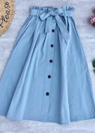 Красива спідниця небесного кольору
