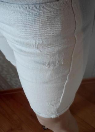 Розпродаж довгі білі джинсові шорти з потертостями4 фото