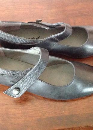 Зручні шкіряні туфлі на середньому каблуці /41/27 см устілка .бренд pediconfort