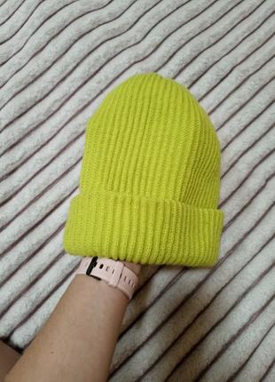Мягкая яркая шапка бини zara