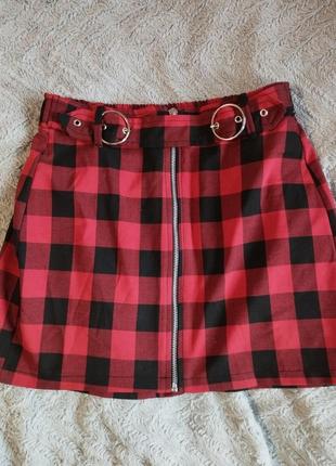 Юбка новая, без каких либо нюансов и дефектов. красная в клеточку с красивыми черными вставками. дополнительные фото или замеры предоставлю