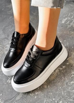Чорні натуральні шкіряні кросівки кеди кєди на білій високій товстій підошві платформі шкіра