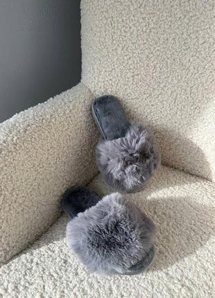 Домашні пушисті капці з відкритим носком сірі
