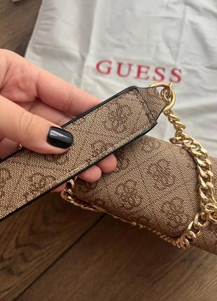 Сумка guess монограмна на ланцюжку6 фото