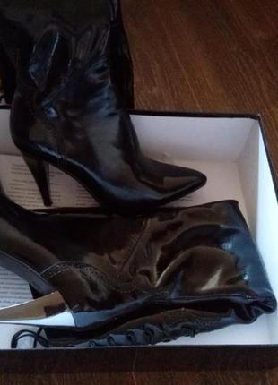 Лакові чоботи