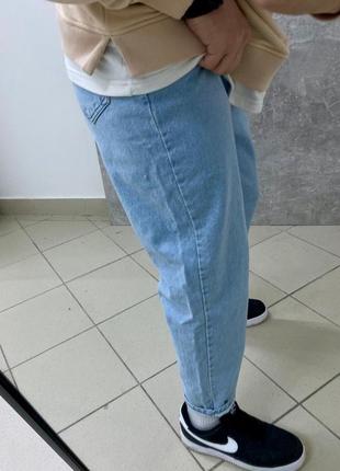 Топовые джинсы мом6 фото