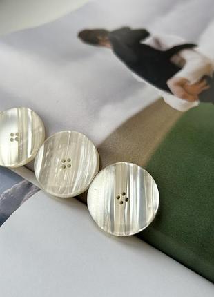Большие светлые пуговицы на кофту жакет