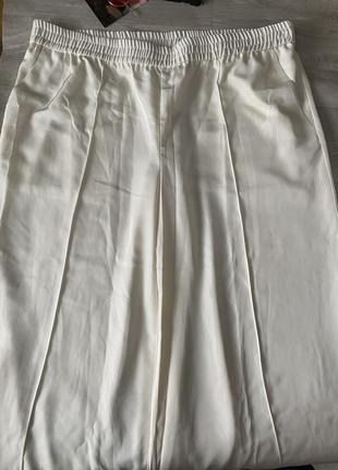 Белые широкие брюки на резинке4 фото