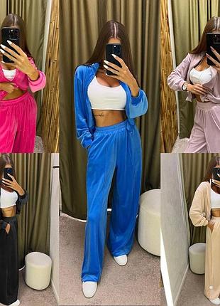 Актуальные стильные велюровые костюмы с широкими брюками