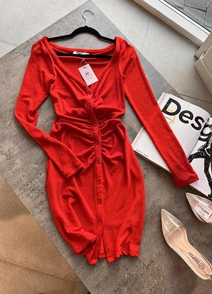 Платье по фигуре на пуговицах драпировки